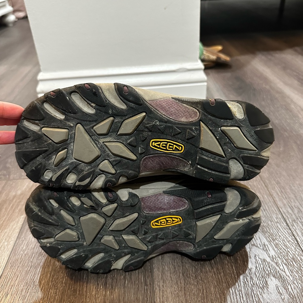KEEN Tan and Burgundy Outdoor Shoes - Picture 4 of 4